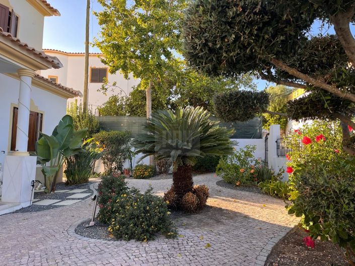 Image No.2-4 Bed Villa for sale