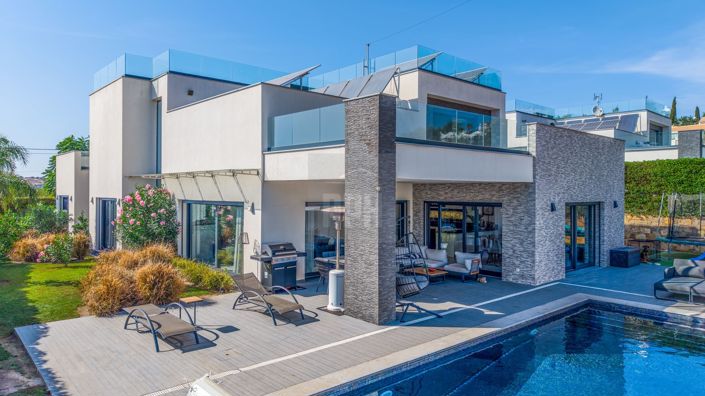 Exceptional Contemporary Villa with Private Pool & Landscaped Gardens 