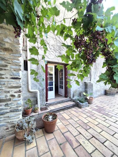 Cabrerolles, Village House