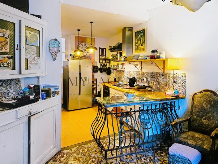 Laurens, Village House