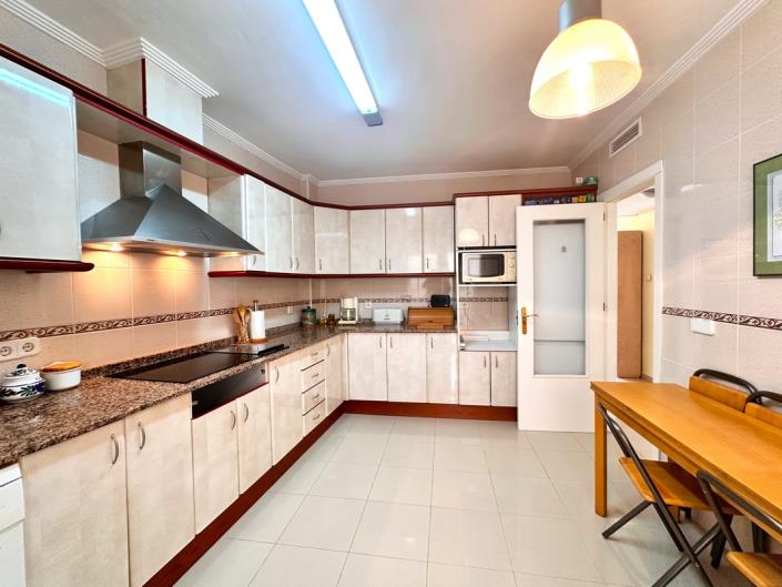 Image No.12-4 Bed Townhouse for sale