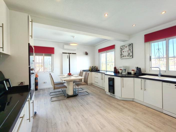 Image No.11-4 Bed Villa / Detached for sale