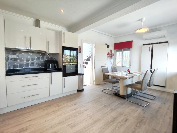 Image No.14-4 Bed Villa / Detached for sale