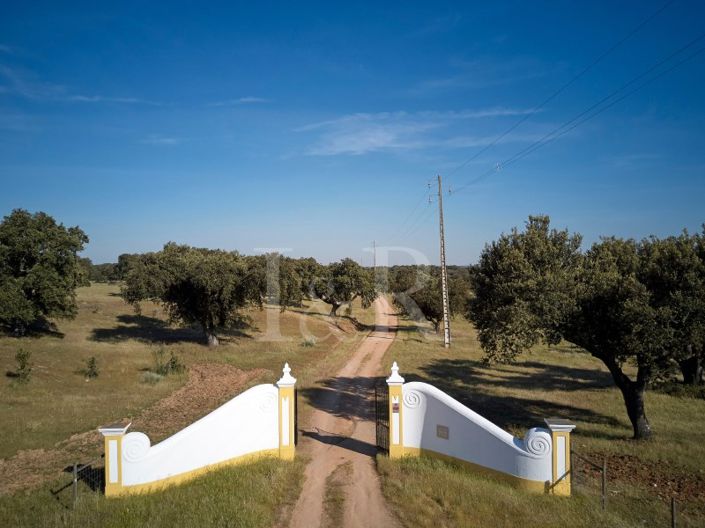 Image No.2-6 Bed Farmhouse for sale