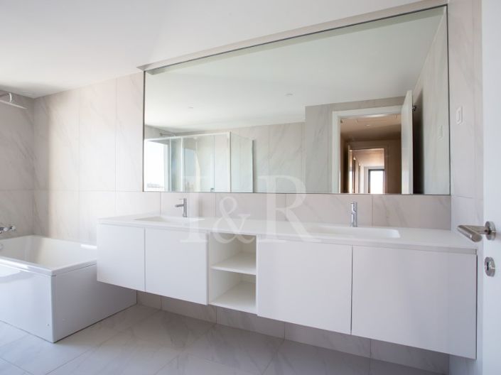 Image No.20-4 Bed Apartment for sale