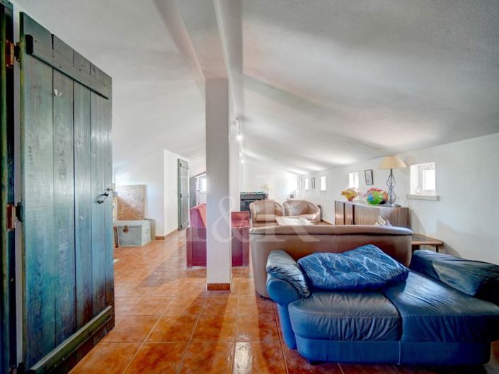 Image No.59-10 Bed Farmhouse for sale