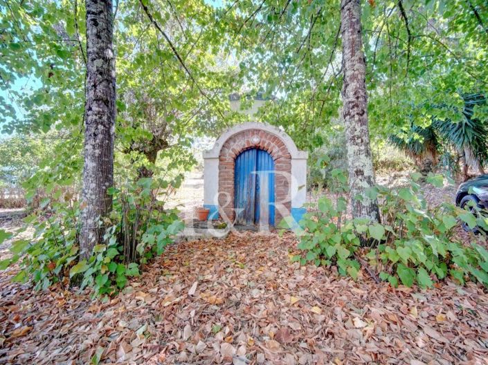 Image No.64-10 Bed Farmhouse for sale