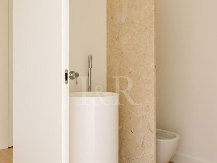 Image No.7-5 Bed House for sale