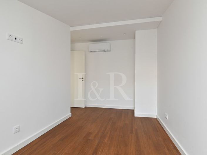 Image No.24-3 Bed Apartment for sale