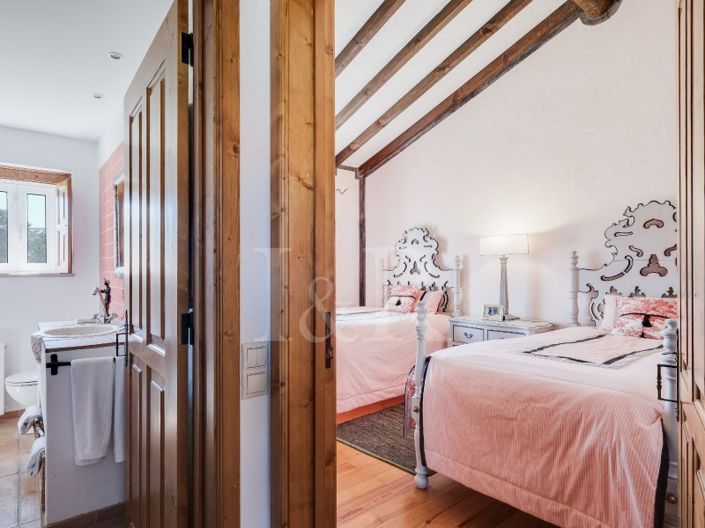 Image No.28-6 Bed Farmhouse for sale