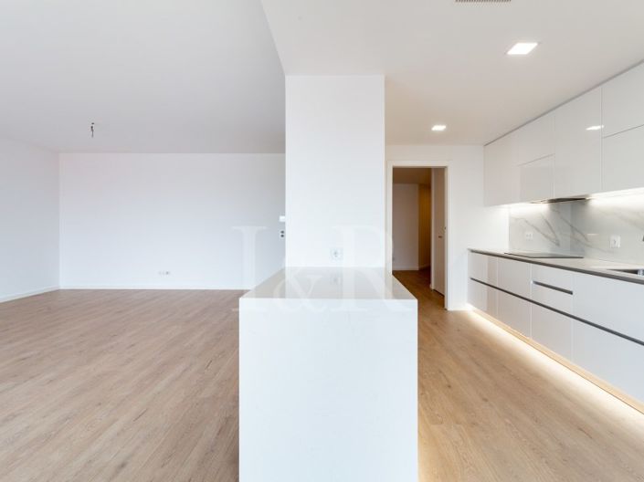 Image No.10-3 Bed Apartment for sale