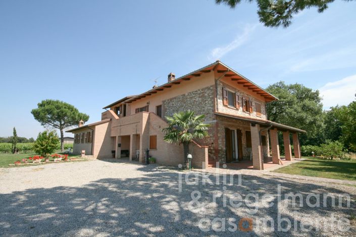 Image No.6-8 Bed Farmhouse for sale