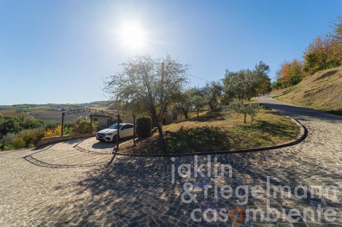 Image No.38-Ferme de 10 chambres à vendre à Fermo