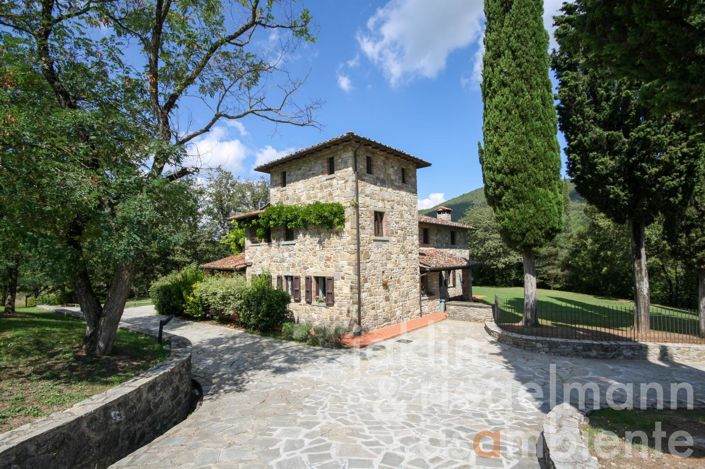 Image No.1-9 Bed Farmhouse for sale