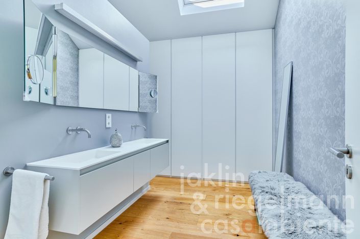 Image No.20-11 Bed Hotel for sale