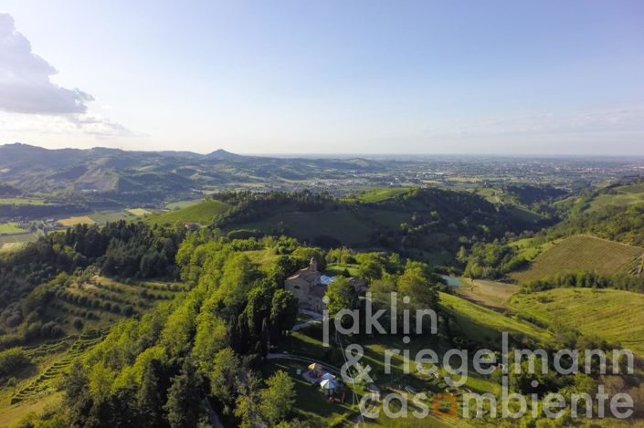 Image No.4-8 Bed House for sale