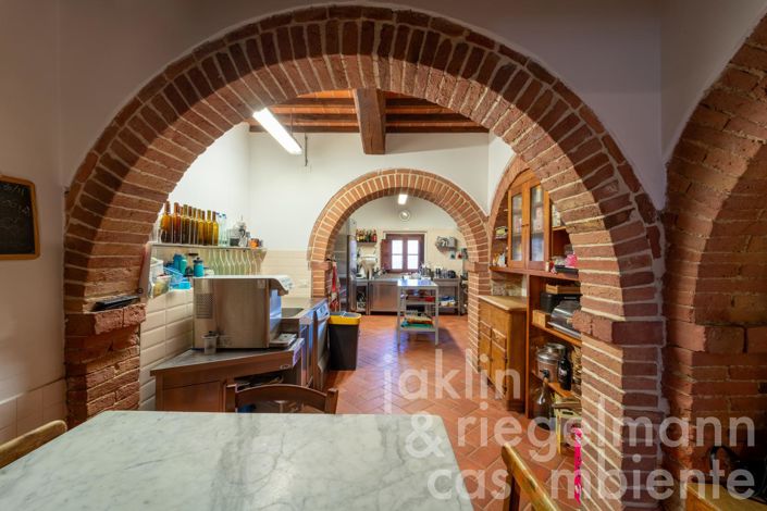 Image No.40-8 Bed Farmhouse for sale