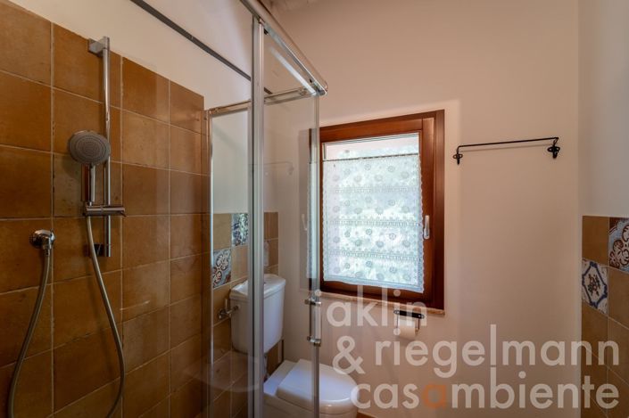 Image No.67-14 Bed Farmhouse for sale