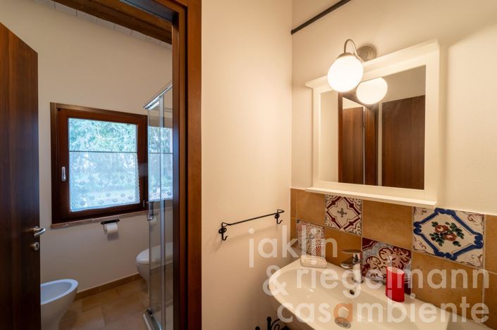 Image No.72-14 Bed Farmhouse for sale