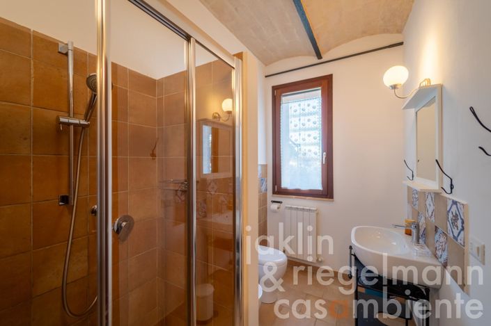 Image No.84-14 Bed Farmhouse for sale