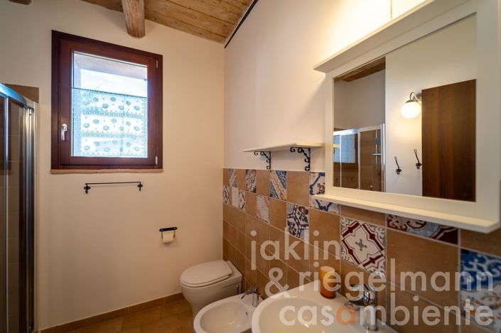 Image No.91-14 Bed Farmhouse for sale