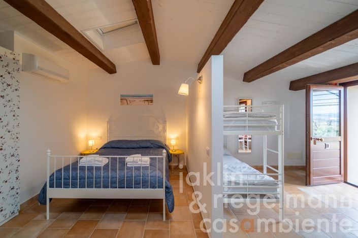 Image No.94-14 Bed Farmhouse for sale