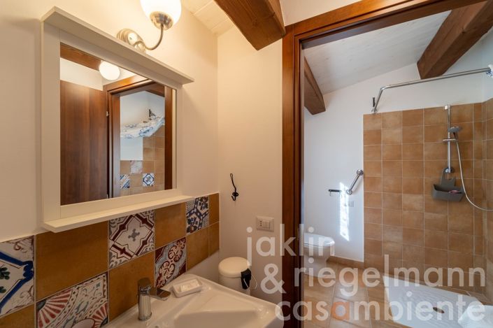 Image No.96-14 Bed Farmhouse for sale