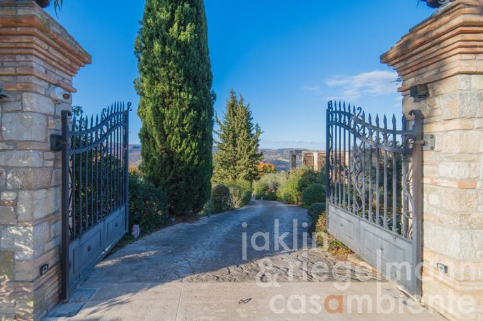 Image No.3-Maison de campagne de 5 chambres à vendre à Todi