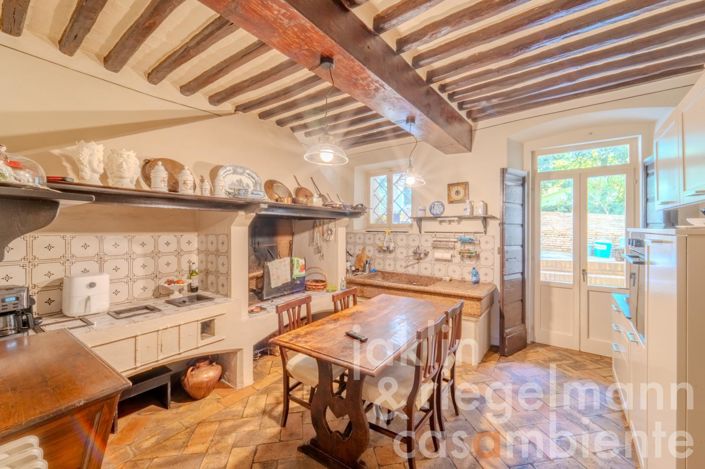 Image No.21-Maison de campagne de 6 chambres à vendre à Foligno