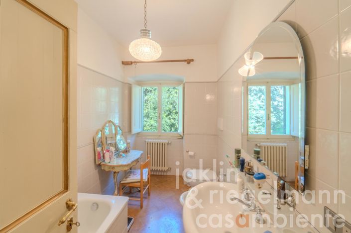 Image No.40-Maison de campagne de 6 chambres à vendre à Foligno