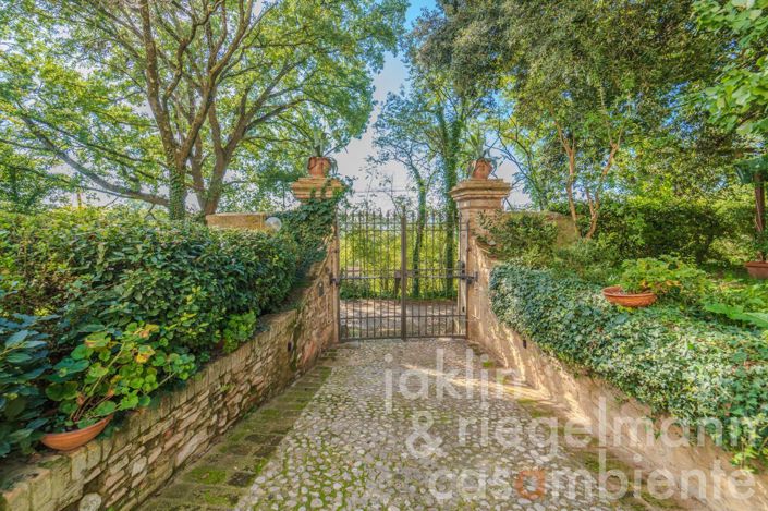 Image No.9-Maison de campagne de 6 chambres à vendre à Foligno