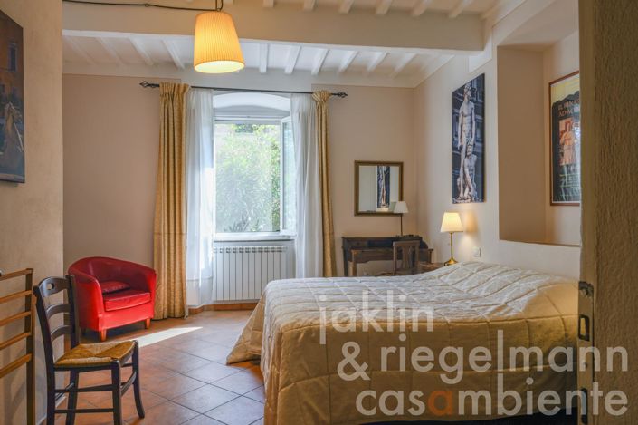 Image No.16-6 Bed House for sale