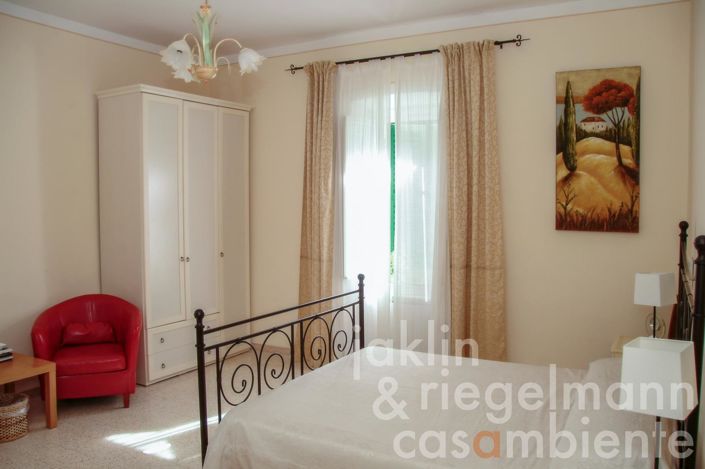 Image No.18-6 Bed House for sale