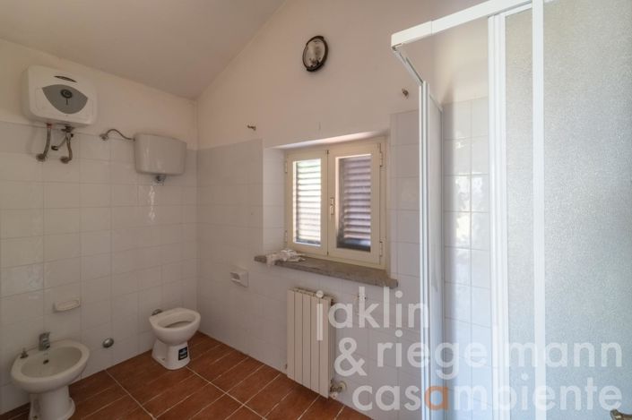 Image No.22-4 Bed Farmhouse for sale