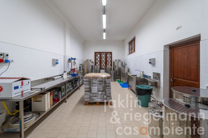 Image No.85-7 Bed Country House for sale