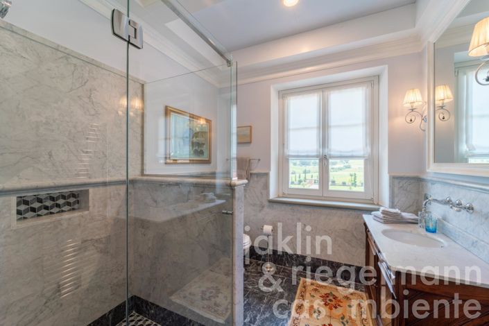 Image No.92-10 Bed Country House for sale