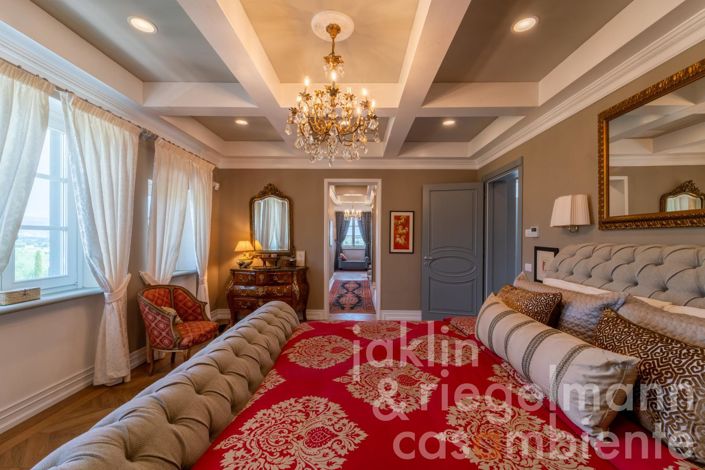 Image No.98-10 Bed Country House for sale