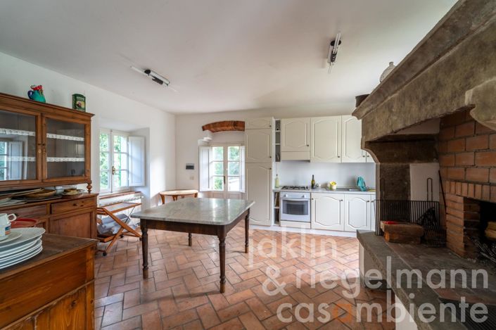 Image No.100-10 Bed Villa for sale