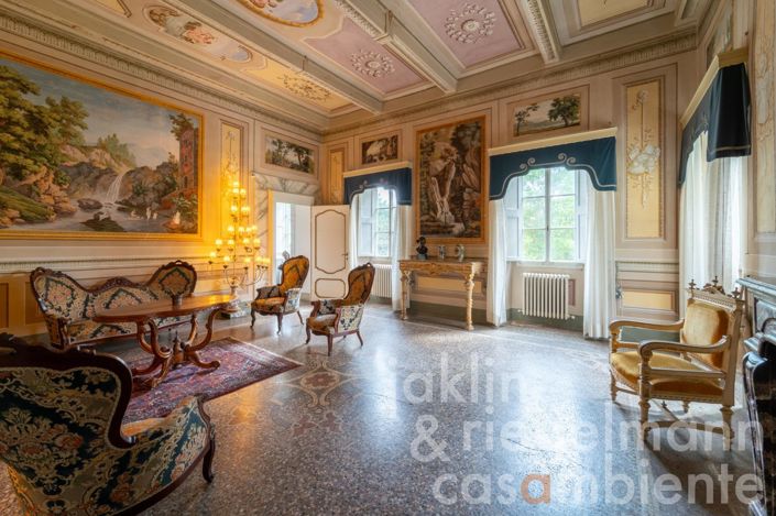 Image No.66-10 Bed Villa for sale