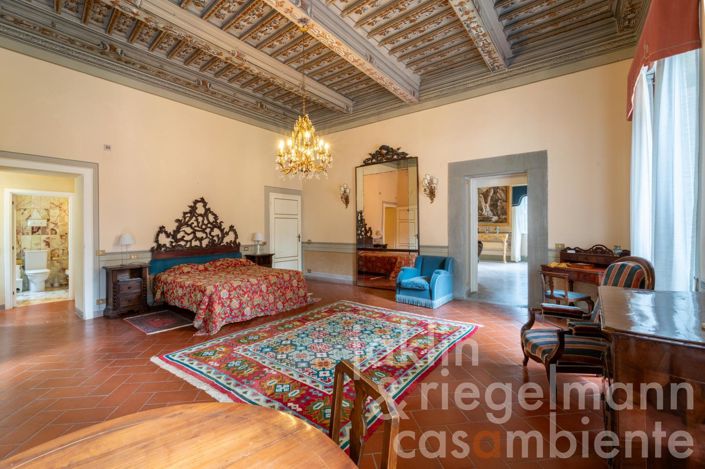 Image No.70-10 Bed Villa for sale