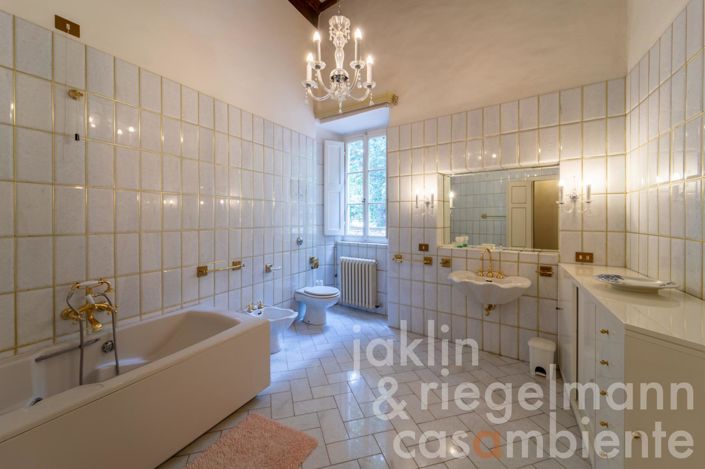 Image No.74-10 Bed Villa for sale