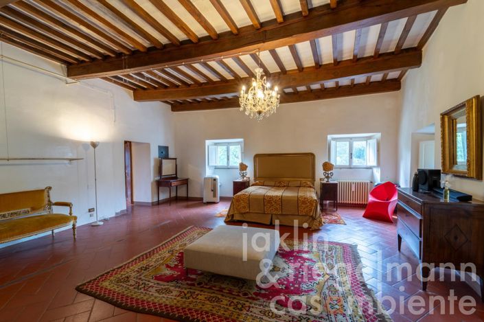 Image No.80-10 Bed Villa for sale