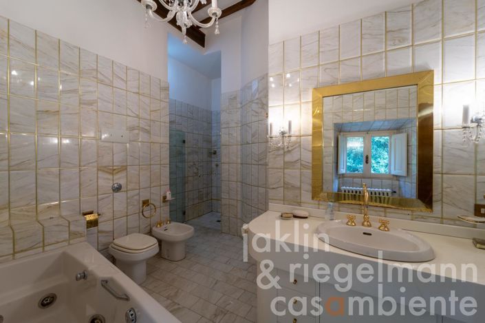 Image No.83-10 Bed Villa for sale