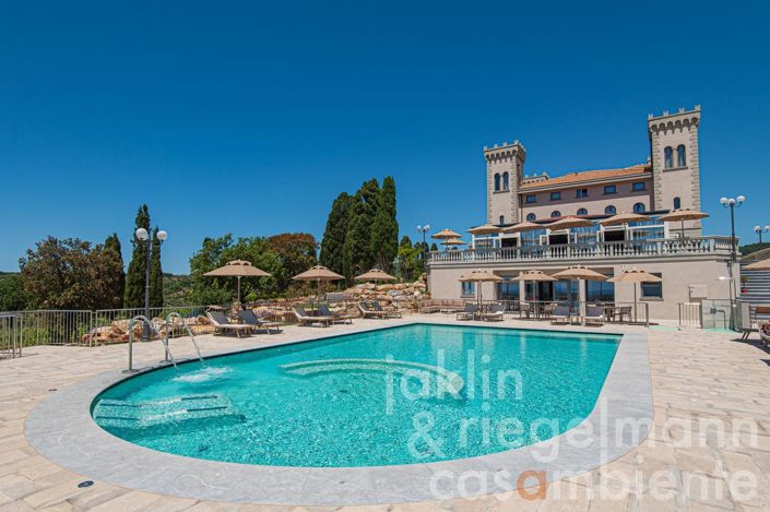 Image No.2-Châteaux de 19 chambres à vendre à Livorno