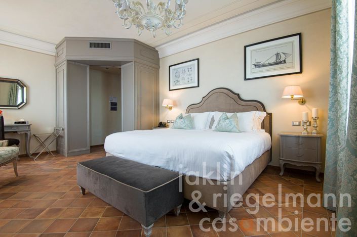 Image No.33-19 Bed Chateaux for sale