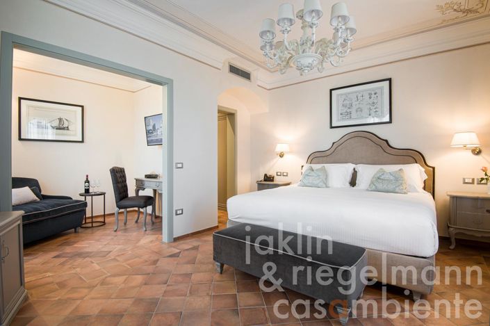 Image No.35-19 Bed Chateaux for sale