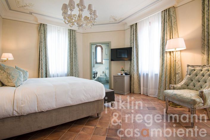 Image No.36-19 Bed Chateaux for sale