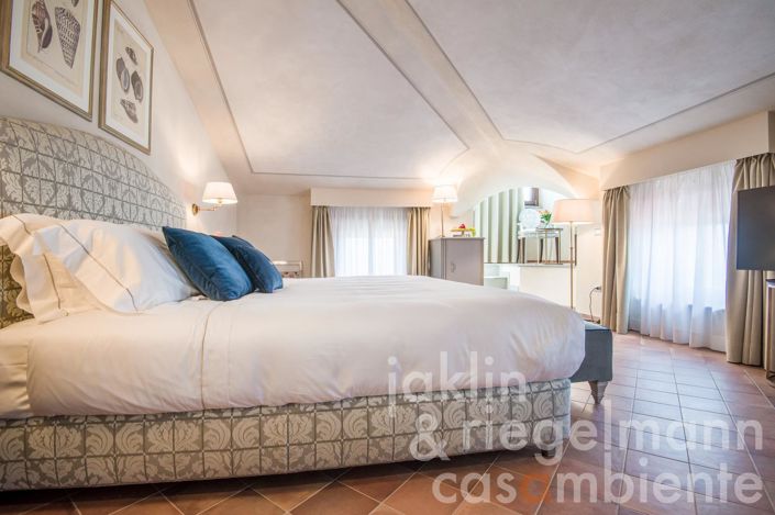 Image No.42-19 Bed Chateaux for sale