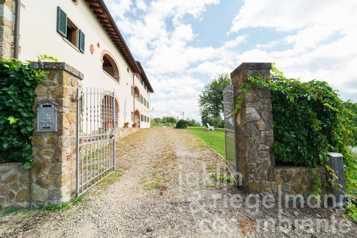 Image No.16-18 Bed Farmhouse for sale