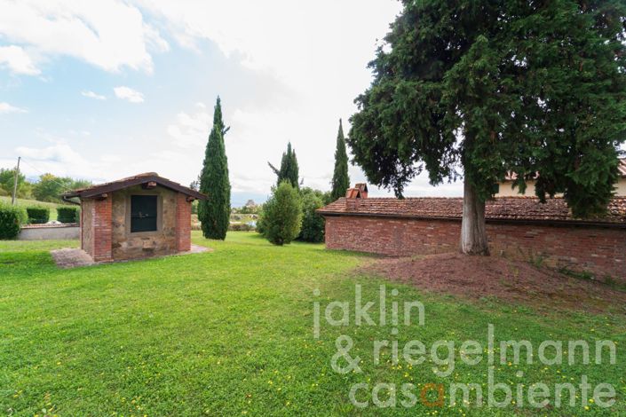 Image No.25-18 Bed Farmhouse for sale